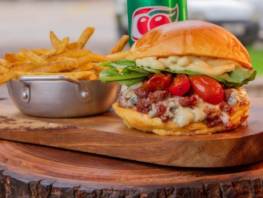 Gorgon Burguer com gorgonzola, bacon caramelizado e tomate cereja, servido com batata e refrigerante
