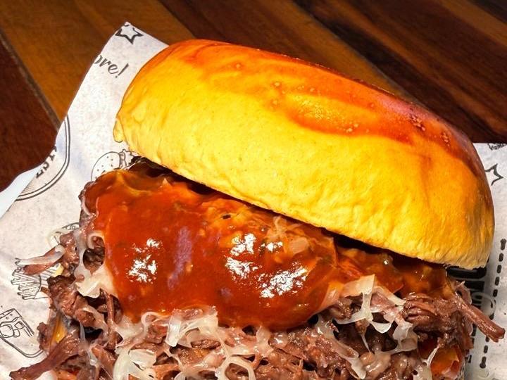 Ridere Burguer com carne louca desfiada, duplo cheddar e barbecue de hortelã